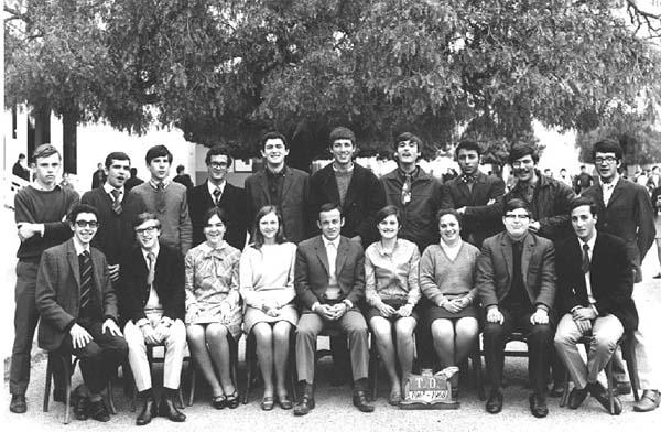 r_1967-1968_term d.jpg - Lycée Regnault - TANGER / MAROC - Année scolaire: 1967-1968- Terminale D - Photo communiquée par Frédéric Capoulade  M.Lagreze, professeur de mathématiques les élèves pour le dernier rang,Harmand, Jarillo, Saint Aubert, Ktiouet, Benisti, Capoulade, Chicou, Ferhak, Lapernat,Rekyouek , pour le premier rang,rang Bendayan,Gonzalez, Cherif, Pimienta, Gomez, Bengio, Martin et Temsamani 